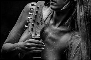 Mädchen mit Gitarre