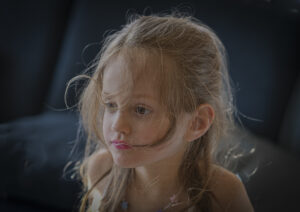 Schönes Mädchen im Abendlicht